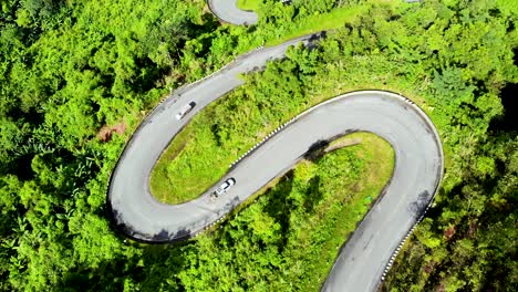 Fahren-Auf-Der-S-Kurve-In-Bergigem-Gelände-1