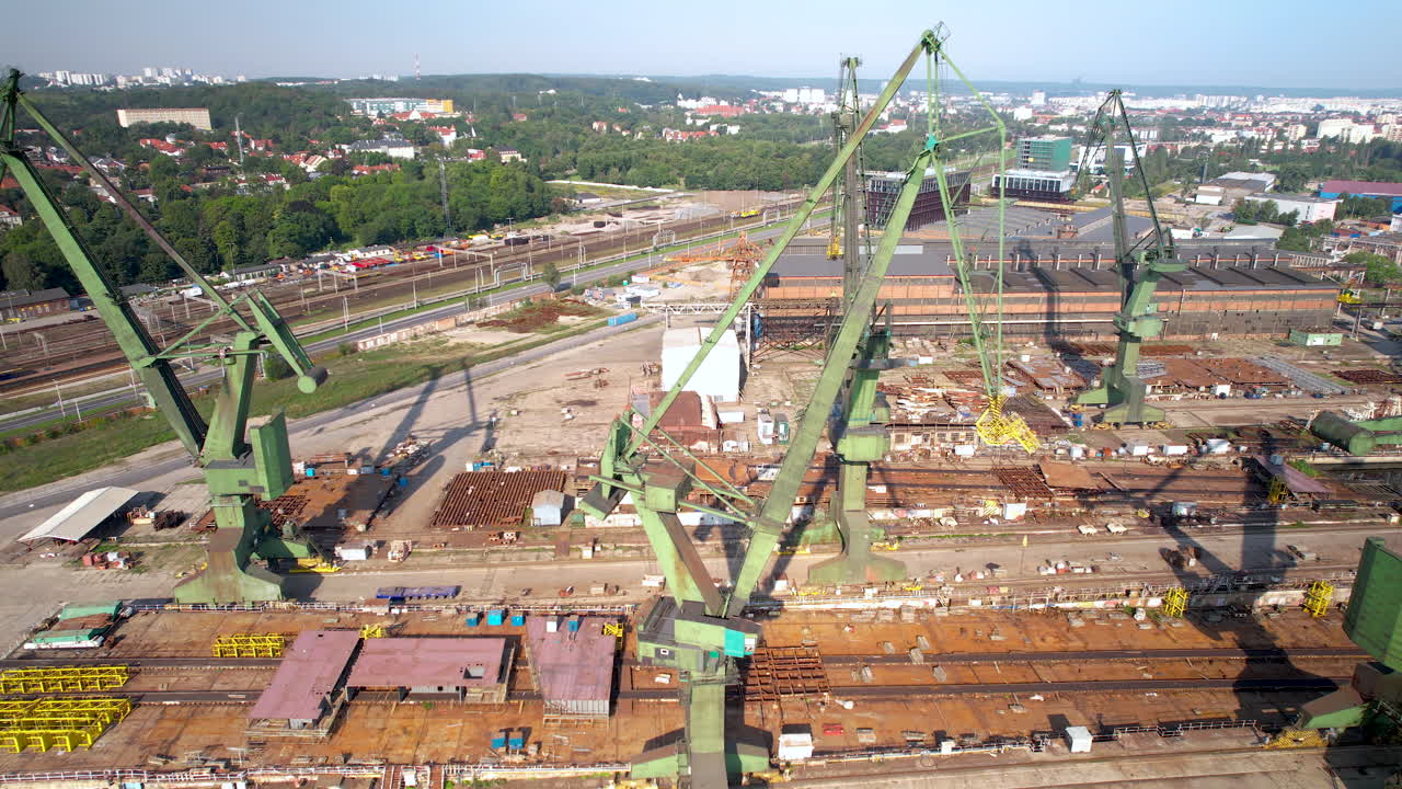 drone aéreo de sitio de construcción, grúas, desarrollo urbano, grúa
