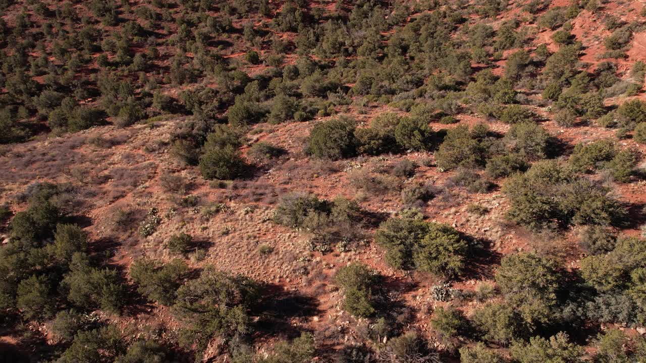 Droneoptagelse af Chimney Rock, et sandstensspir på en bakke over ørkenlandskabet i Sedona, Arizona, USA.