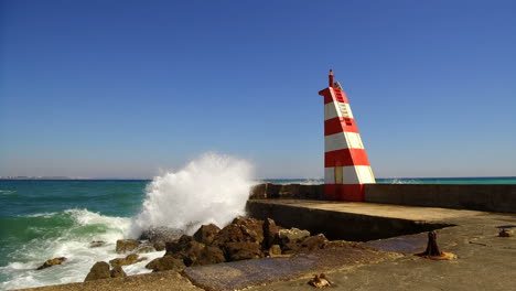 olas rompiendo en un pequeño puerto deportivo en lagos portugal