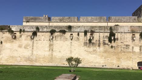 Panorámica-Del-Castillo-De-Carlos-V-En-Lecce,-Italia-Y-Fontana-Dell-Armonia