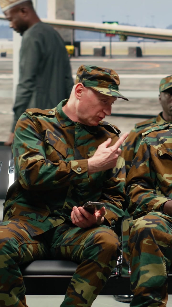Chiacchiere, ritorno a casa e soldati dell'esercito multietnico sulle sedie dell'aeroporto