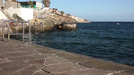 Wide-shot-of-the-ocean-and-the-sunbathing-platform-in-Poris-de-Abona,-Tenerife