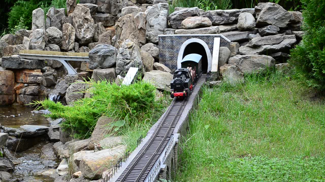 Maquete de ferrovia e locomotiva. Maquete de ferrovia e locomotiva. Parque-museu "Cárpatos em Miniatura", cidade de Yaremche, Ucrânia