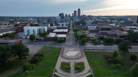 des moines, iowa è la capitale di ia.