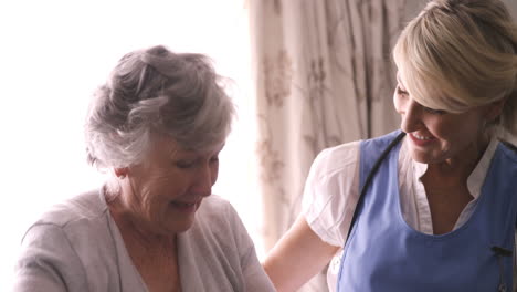 una mujer anciana hablando con una doctora.