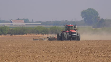 Ein-Bauer-Fährt-Mit-Einem-Traktor-über-Karge-Felder