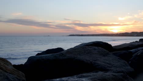 Defokussierter-Sonnenuntergang-über-Dem-Meer,-Orangefarbener-Himmel-Im-Hintergrund