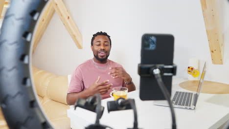 hombre haciendo una llamada de video o un vlog en casa