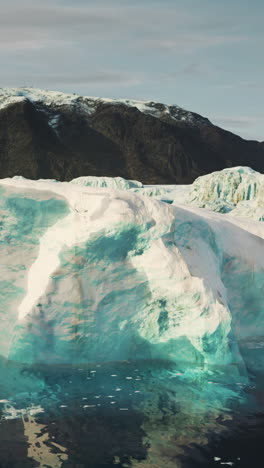 montañas cubiertas de nieve contra el océano azul en la antártida