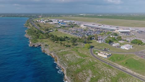 toma de drones de la costa idílica y el aeropuerto de la república dominicana durante el día soleado
