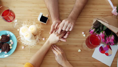 cena romántica de compromiso