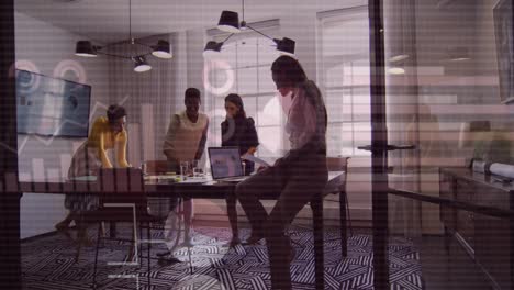 animación del procesamiento de datos financieros sobre diversas personas de negocios en la oficina
