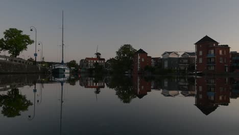 Niederländische-Grachtenhäuser-Entlang-Des-Flusses-Spaarne-In-Haarlem