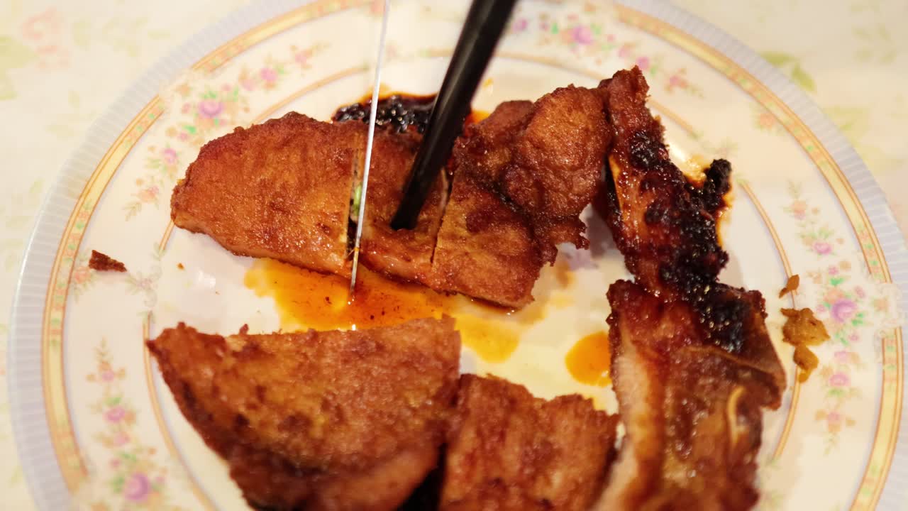 홍콩 식품 시장에서 긴 돼지고기를 잘라내는 것