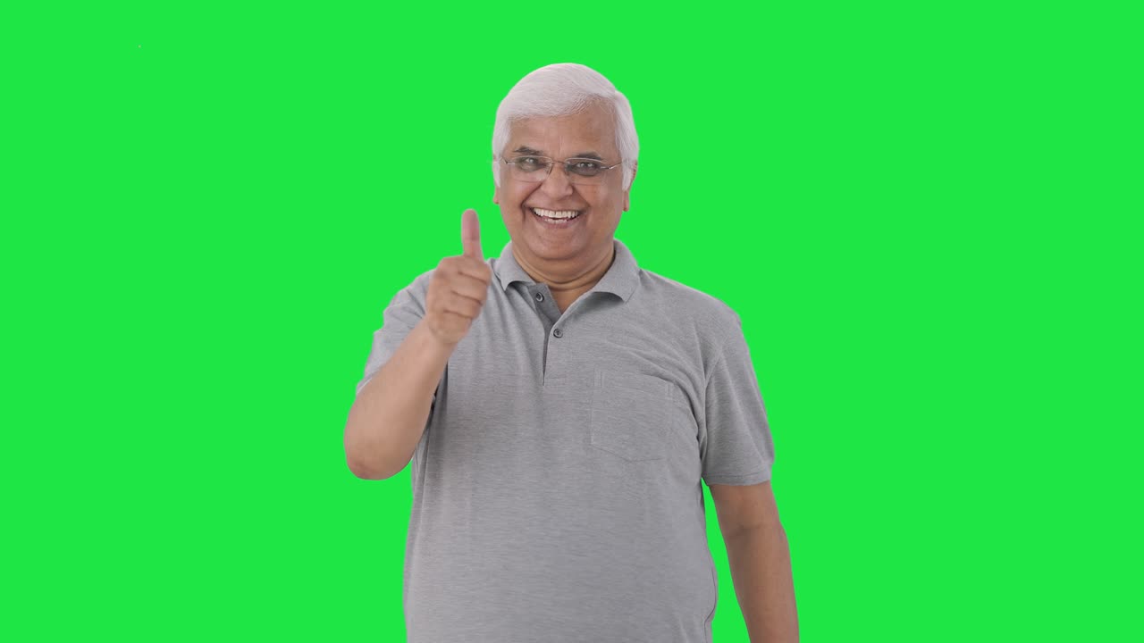 viejo indio feliz mostrando los pulgares hacia arriba pantalla verde