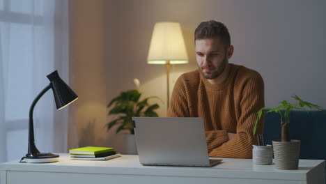 Mann-Hört-Kollegen-Oder-Partnern-Per-Videochat-Auf-Dem-Laptop-Zu,-Online-Kommunikation-Und-Verhandlungen,-Männliches-Porträt-Im-Zimmer