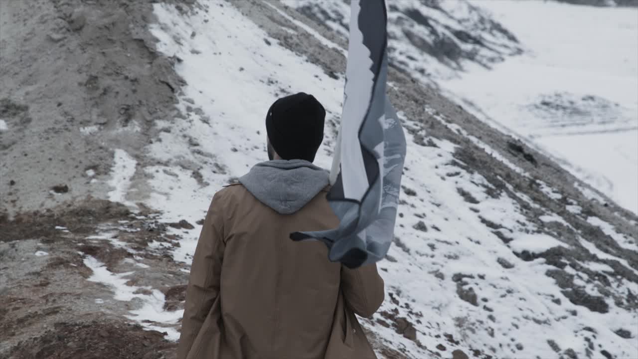 눈 인 산 에서 흑백 발 을 들고 있는 사람