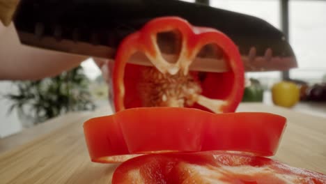 Verkleinern-Sie-Das-Makrovideo-Einer-Geschnittenen-Roten-Paprika