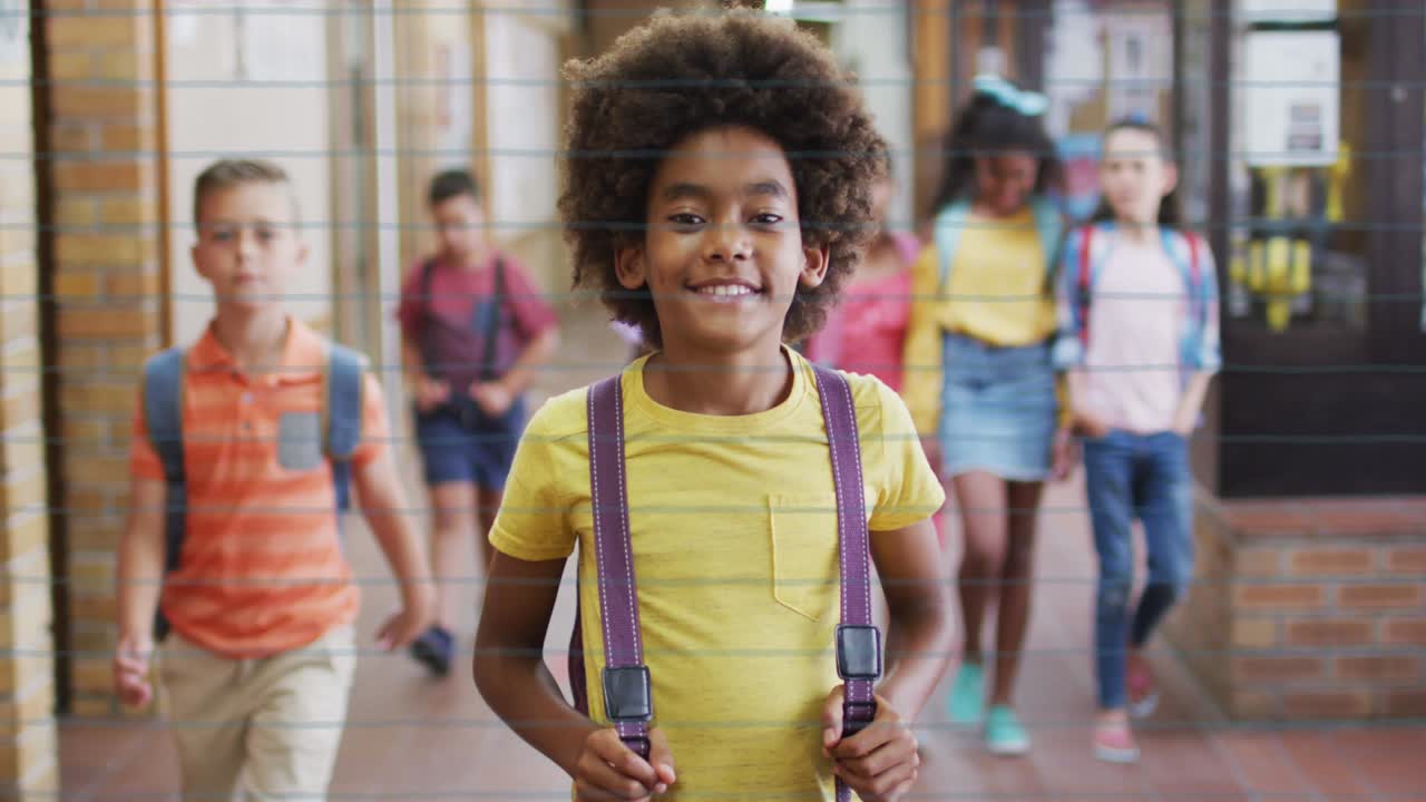 Animazione di icone scolastiche che fluttuano su uno scolaro felice a scuola.