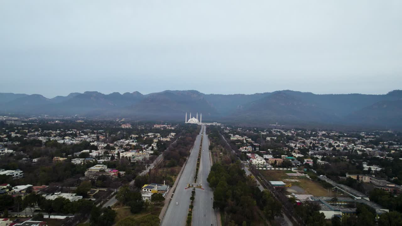 toma aérea de la mezquita faisal islamabad desde la distancia - una vista de la ciudad de islamabad desde la autopista islamabad