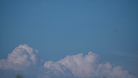 las nubes retroceden girando en la nada contra un cielo azul pastel con espacio abierto para el texto
