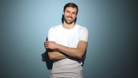 hombre posando en el estudio