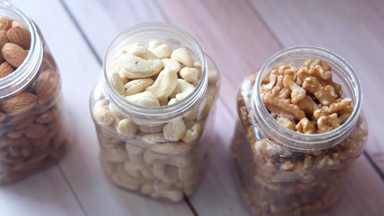 항아리 에 넣은 견과류 의 종류