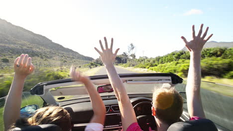 pareja conduciendo un coche descapotable cabriolet ciudad del cabo sudáfrica steadicam tiro