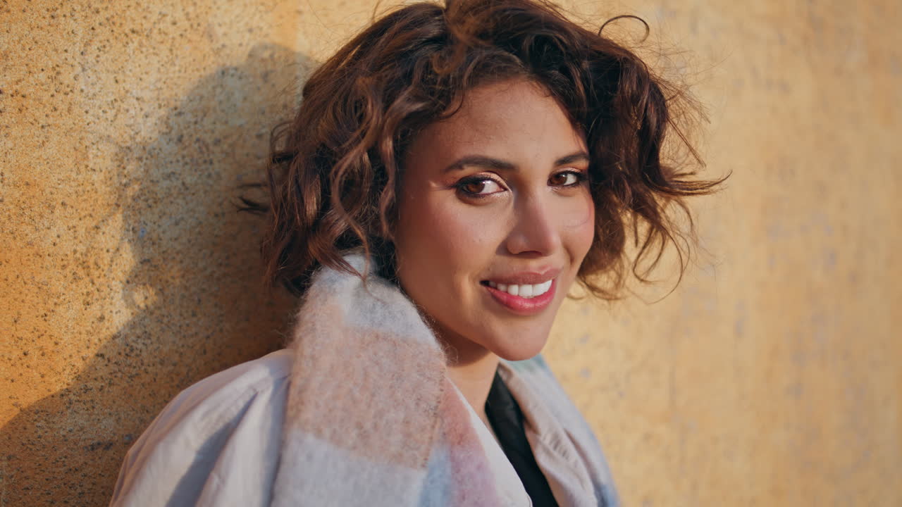 retrato modelo atractivo disfrutar de la tranquila luz del sol de la noche urbana. señora sonriente