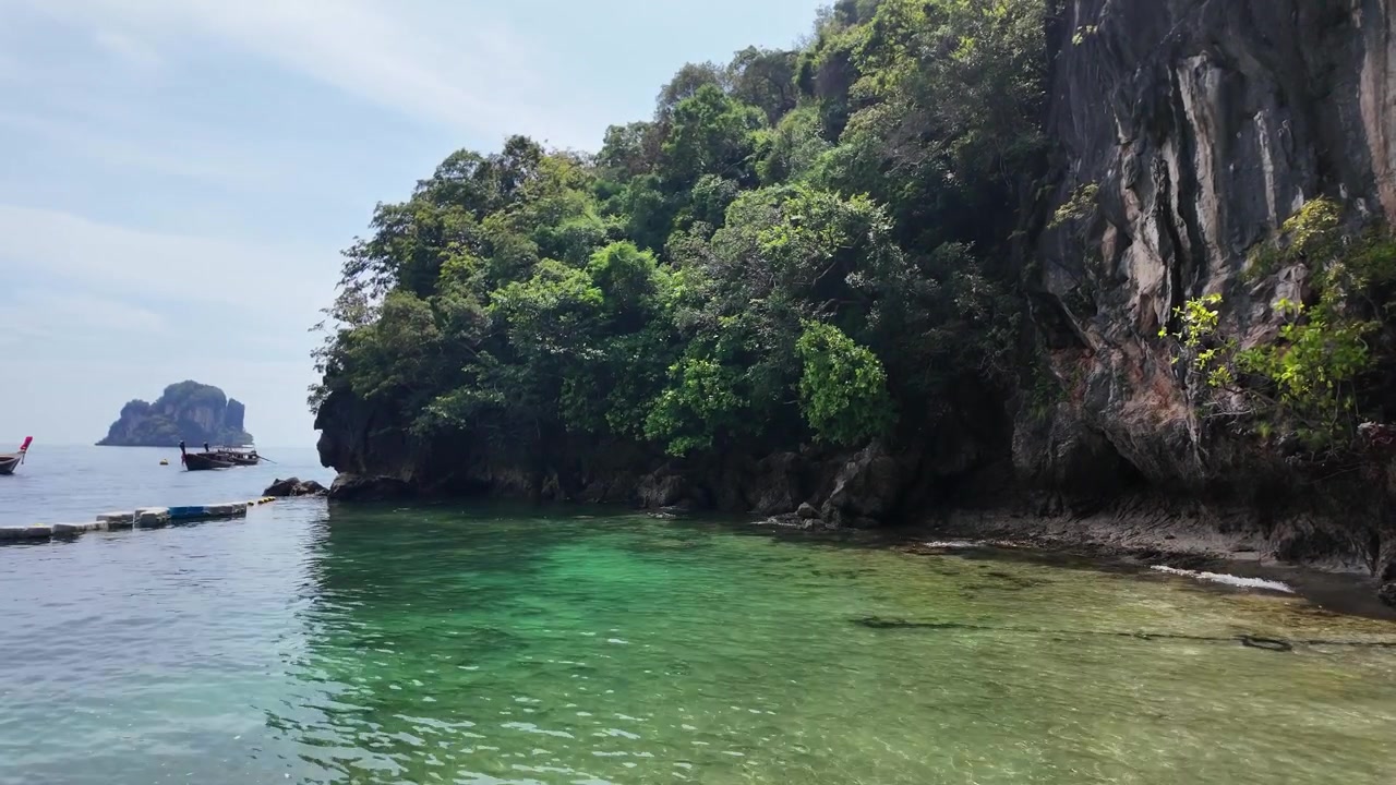 Scenografica scogliera calcarea e acqua verde smeraldo sull'isola di Paradise Lao Lading, Krabi, Thailandia.