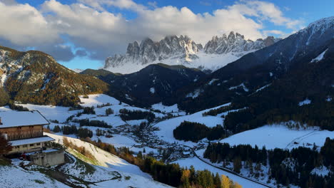 Dolomiten-Atemberaubende-Himmlische-Goldene-Stunde-Sonnenuntergang-Val-Di-Funes-Herbst-Erster-Schnee-Italienische-Alpen-Bergdorf-Ländliche-Gegend-Südtirol-Provinz-Bozen-Schroffe-Drei-Gipfel-Lavaredo-Schwenk-Nach-Links-Bewegung