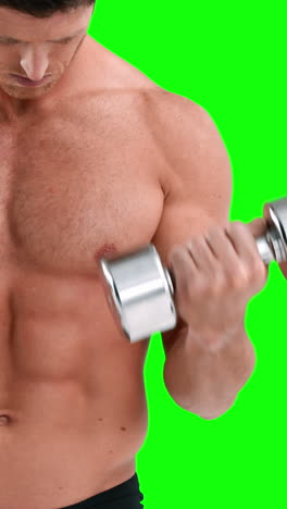 hombre musculoso serio levantando pesas