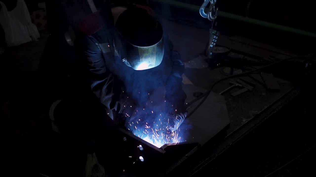 어두운 작업실 에서 일 하는 용접기