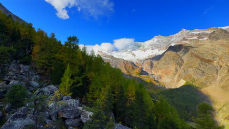 Saastal-Saas-Fee-Suiza-Paseo-En-Telesilla-Cima-De-Los-Alpes-Suizos-Glaciar-Picos-De-Las-Montañas-Verano-Otoño-Mañana-De-Otoño-Maravillosas-Vibrante-Cielo-Azul-Valle-Alpino-Cantos-Rodados-Zermatt-Alphabel-Alondras-Bosque-Pan-Izquierda