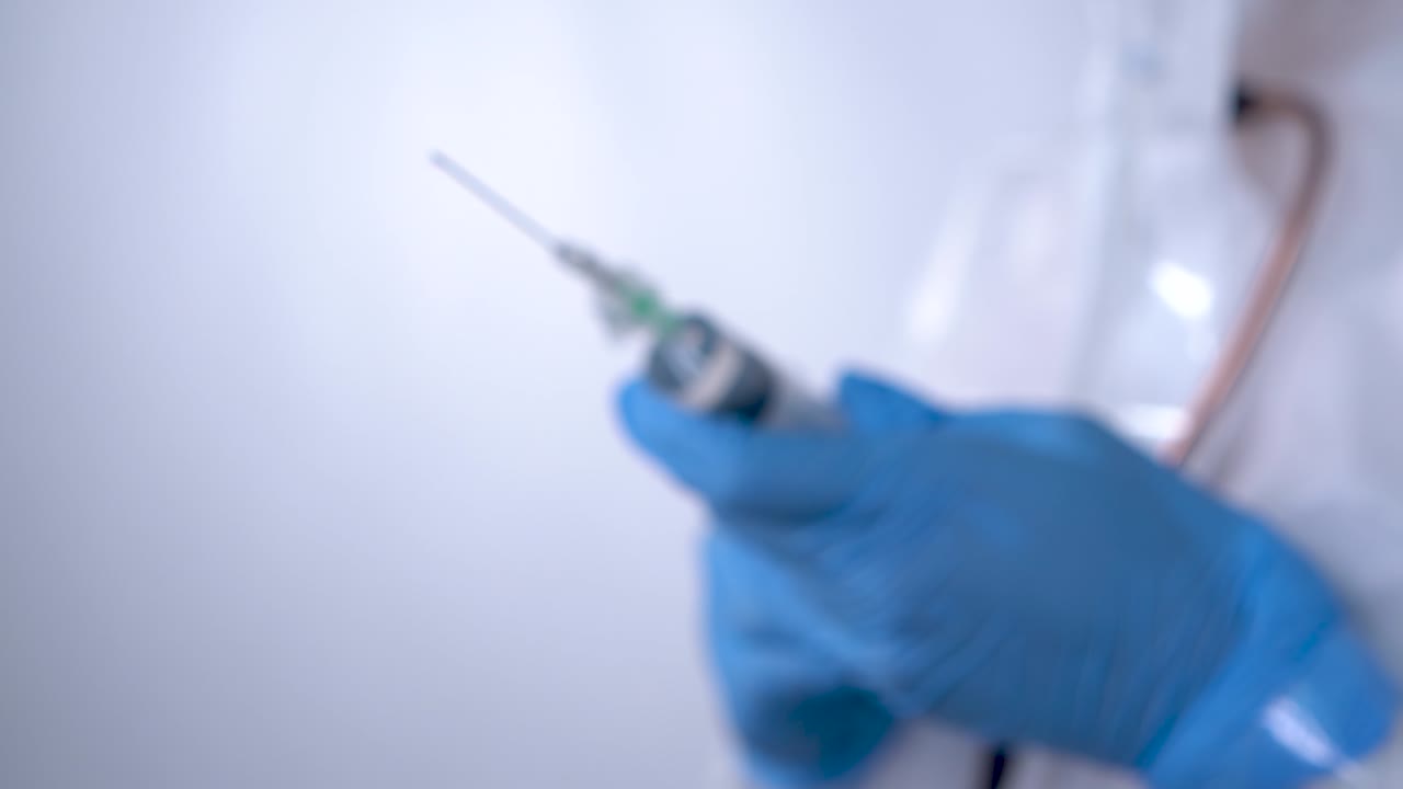 医師が注射器で注射ストリップ液体を準備する