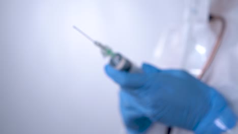 médico que prepara el líquido de la tira de inyección con una jeringa
