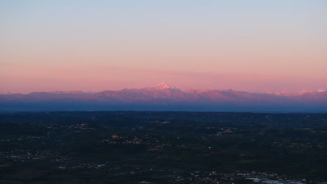 Wunderschöner-Sonnenaufgang-Aus-Der-Luft,-Hyperlapse-Des-Lichts,-Das-Sich-über-Die-Hügel-Norditaliens-Ergießt,-Mit-Den-Alpen-Im-Hintergrund