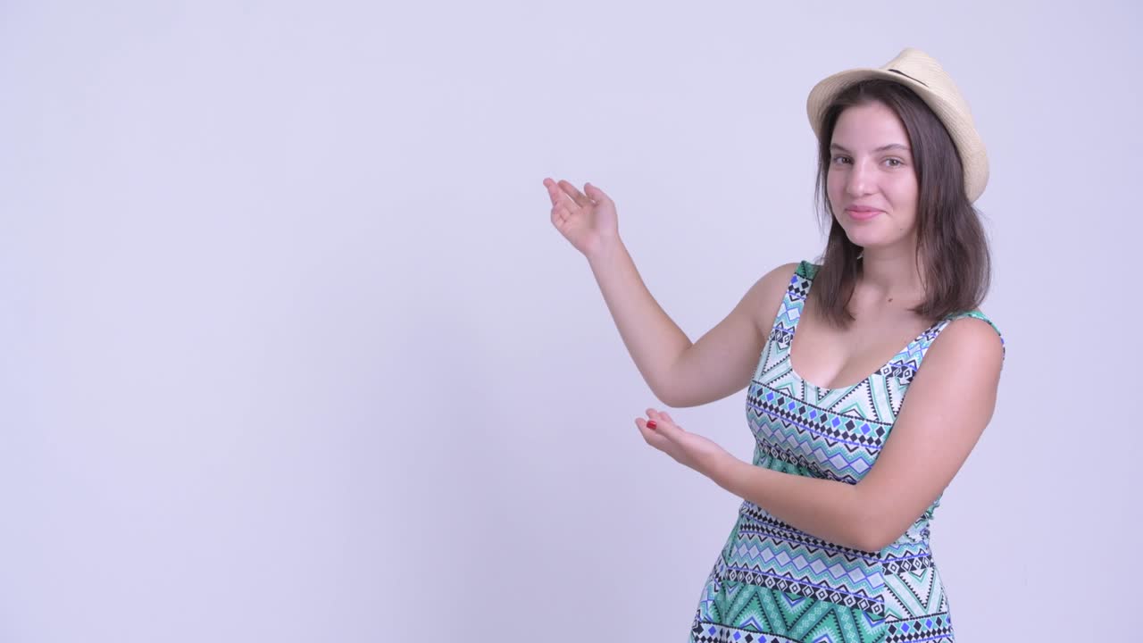 joven y hermosa turista feliz