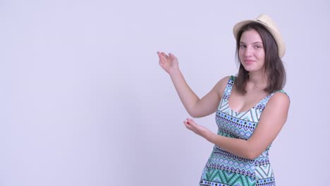 joven y hermosa turista feliz