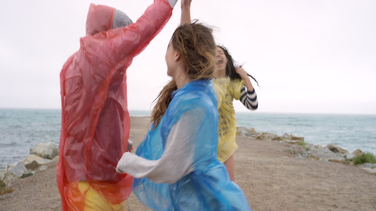 흥분 된 친구 들 의 집단 이 점프 하고 있다