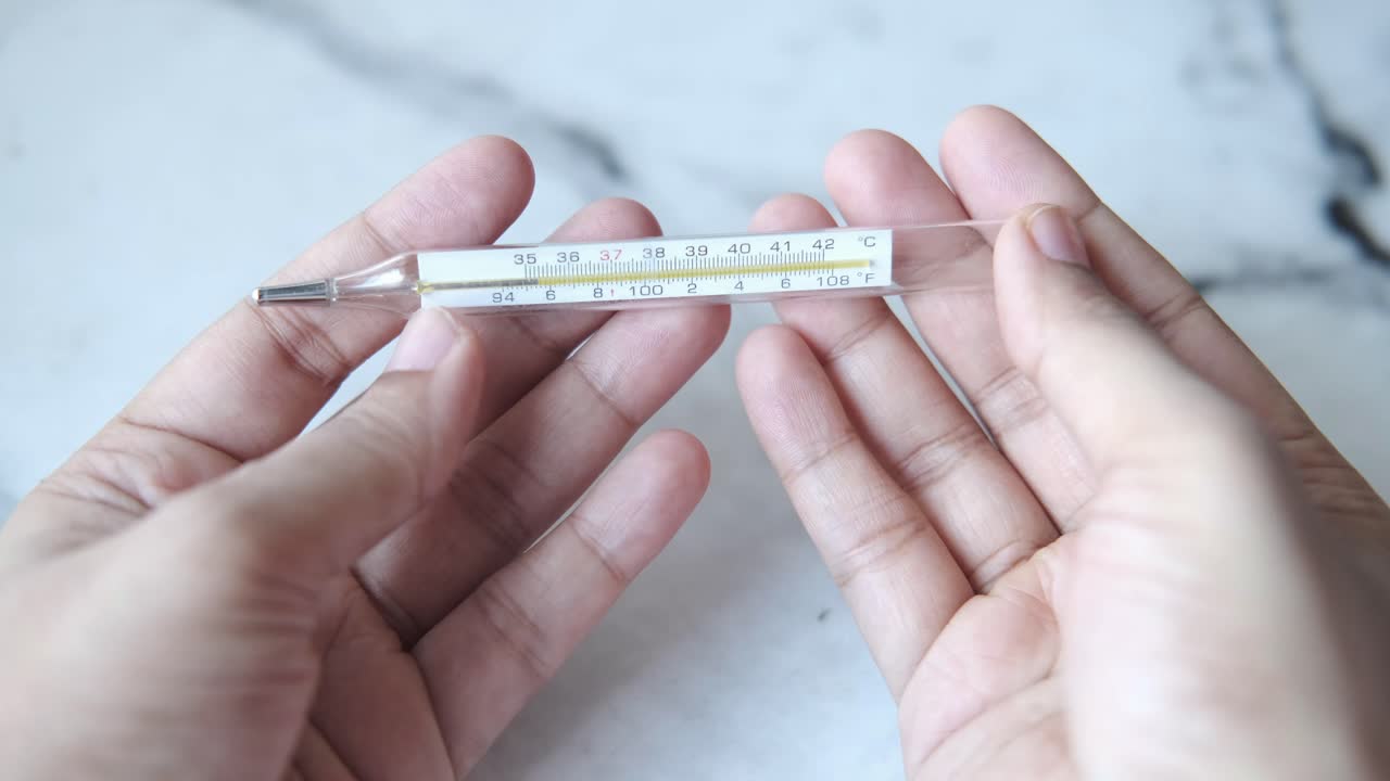 체온을 체온계로 확인하는 것