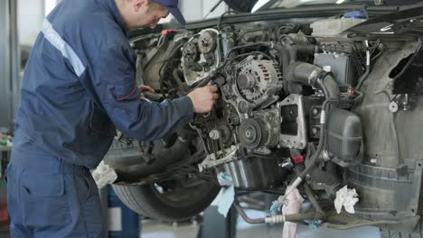 mecánico de reparación de motores de automóviles en un taller de automóviles