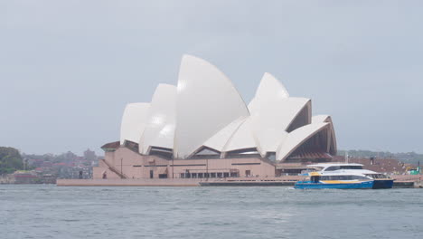 Timelapse-Of-Famous-Landmark-Sydney-Opera-House-Building-Timelapse-Across-Harbor-With-Boats-And-Ferries-Passing,-4K-Australia