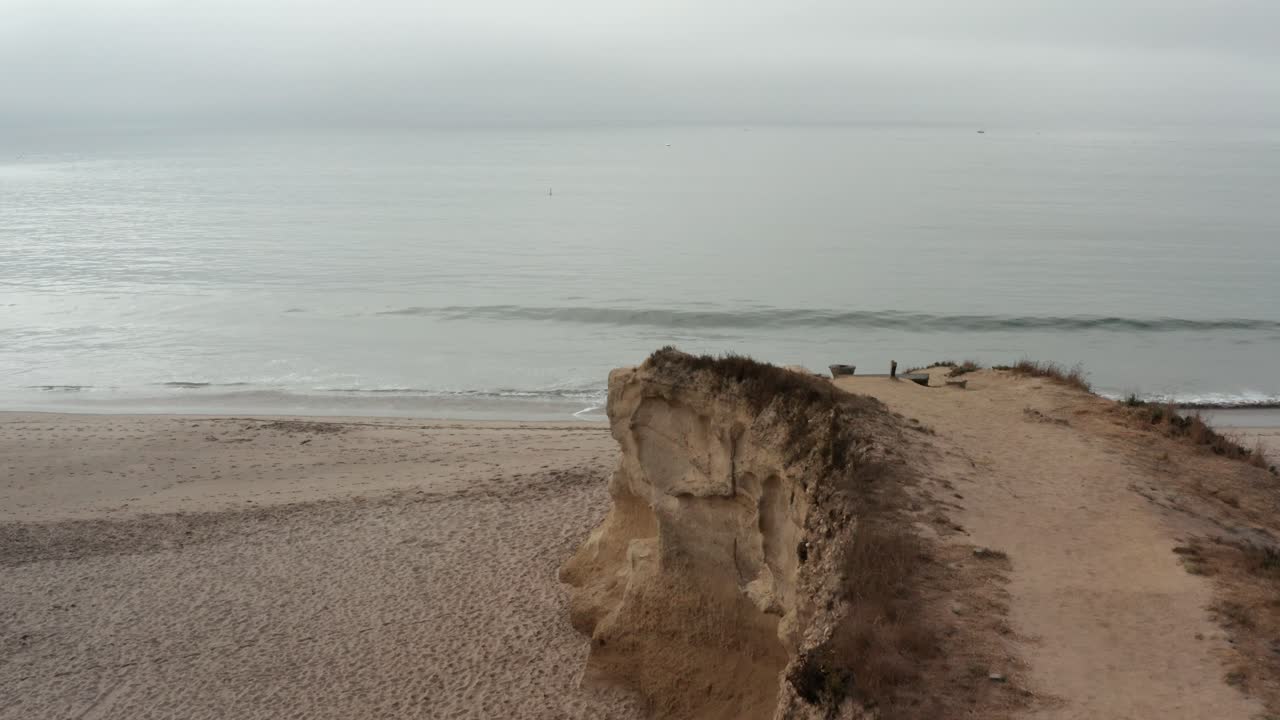 tiro de dron del acantilado en santa cruz cerca de la caminata de la tabla de playa en un día nublado temprano en la mañana