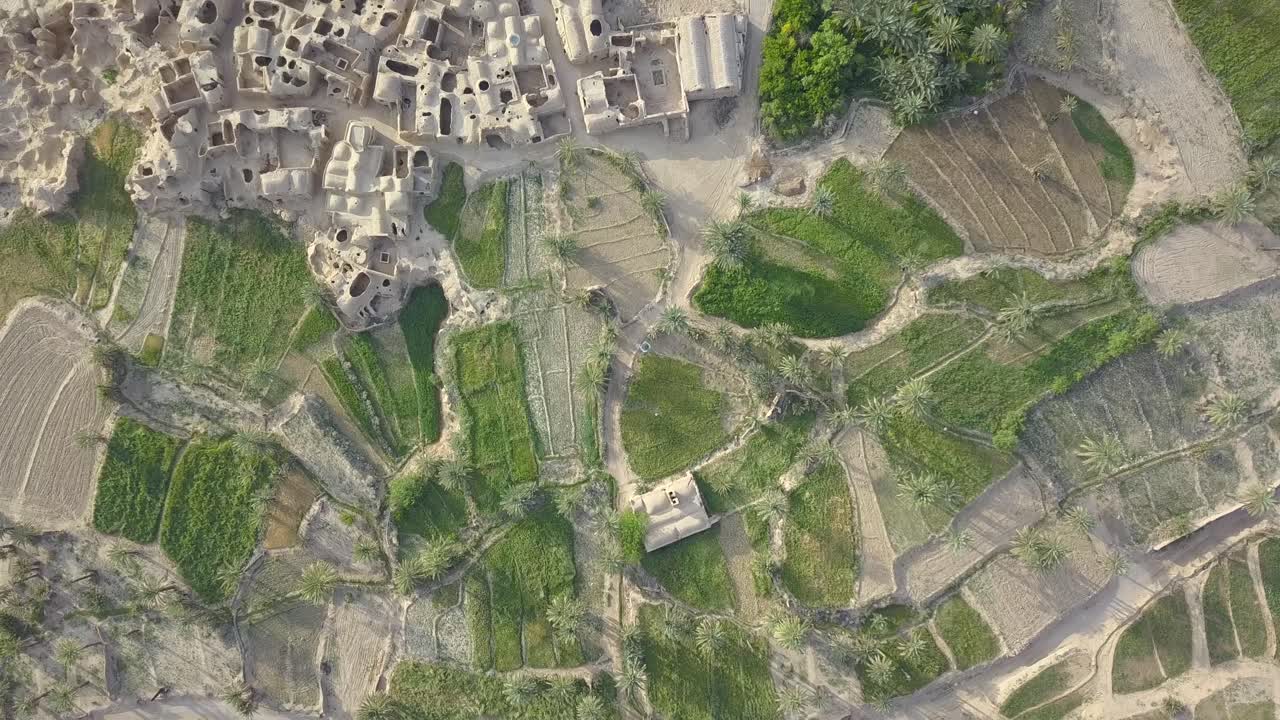 un pueblo histórico en el este de irán, fue destruido por el terremoto hace 50 años.
