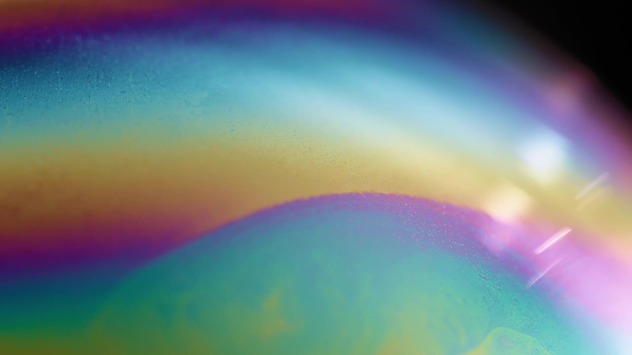 Sich bewegende Farben auf einer Seifenblasenoberfläche