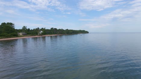 Vista-Aérea-De-La-Isla-Madeline-En-El-Lago-Superior-En-Wisconsin