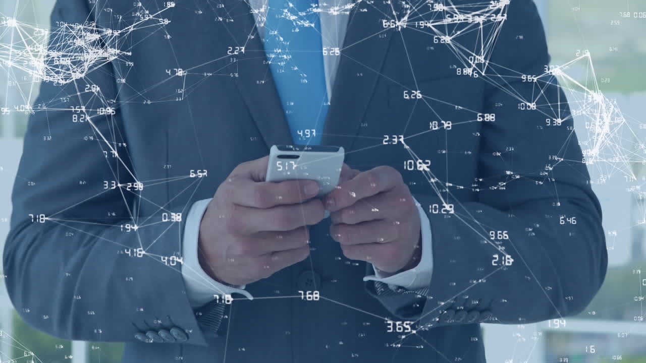 스마트 폰을 사용하는 비즈니스맨을 통해 데이터를 처리하는 연결 네트워크의 애니메이션