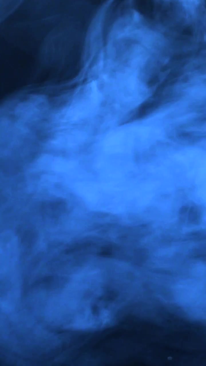 Fumo blu mistico che si avvolge in ambiente scuro